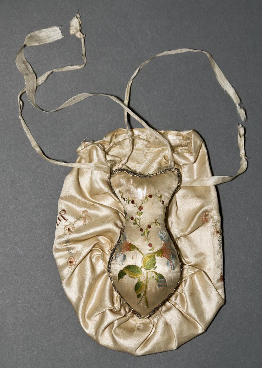 1958.2942 Sewing Case