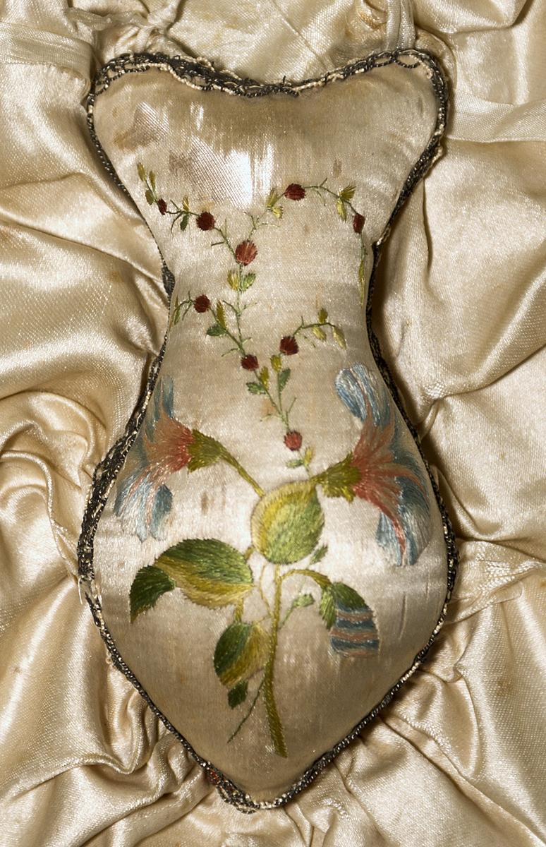 1958.2942 Sewing Case, Detail