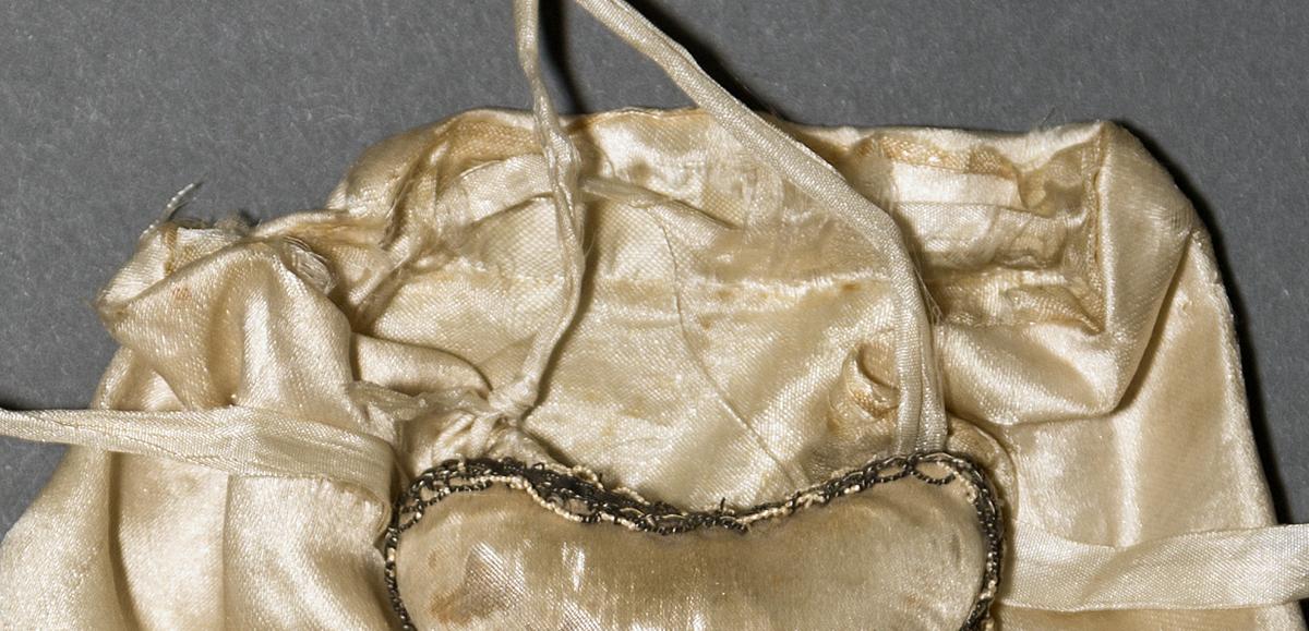 1958.2942 Sewing Case, Detail 4