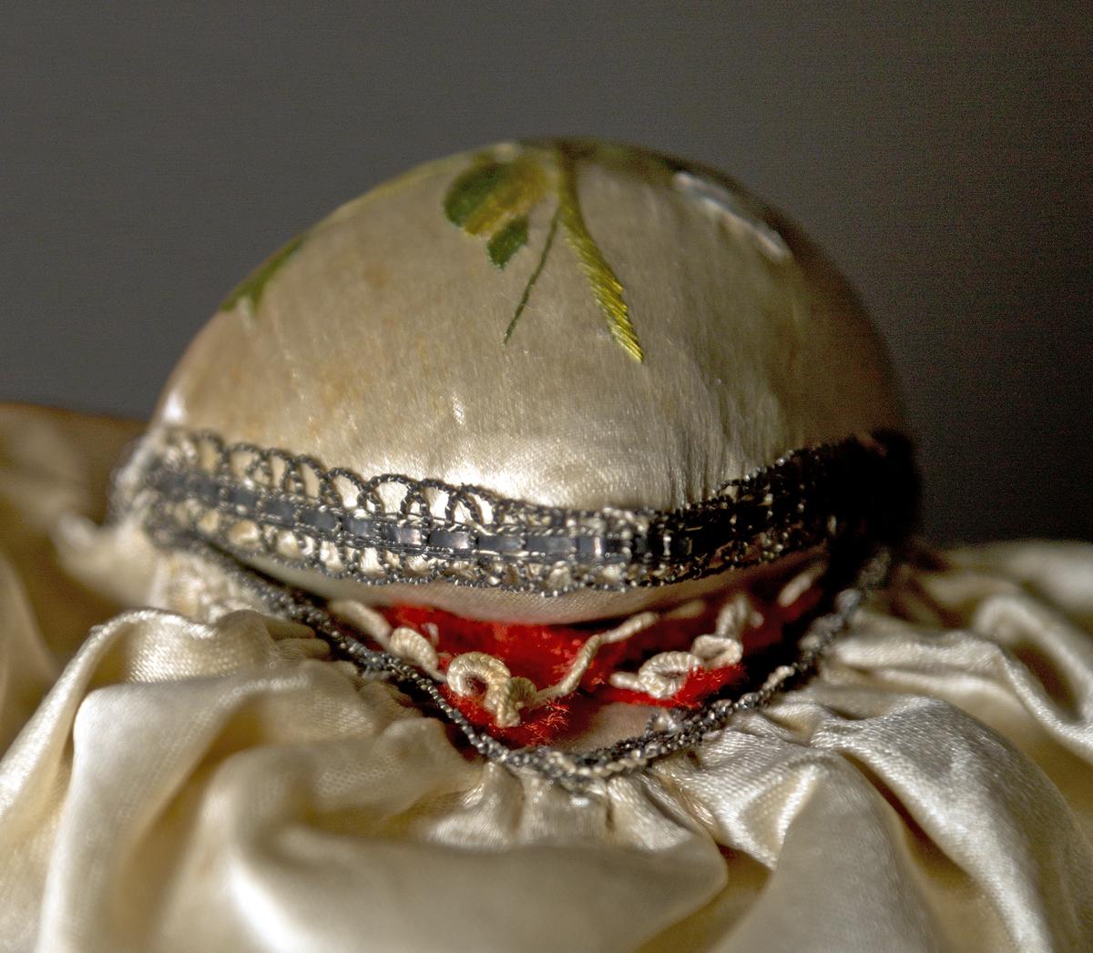 1958.2942 Sewing Case, Detail 6