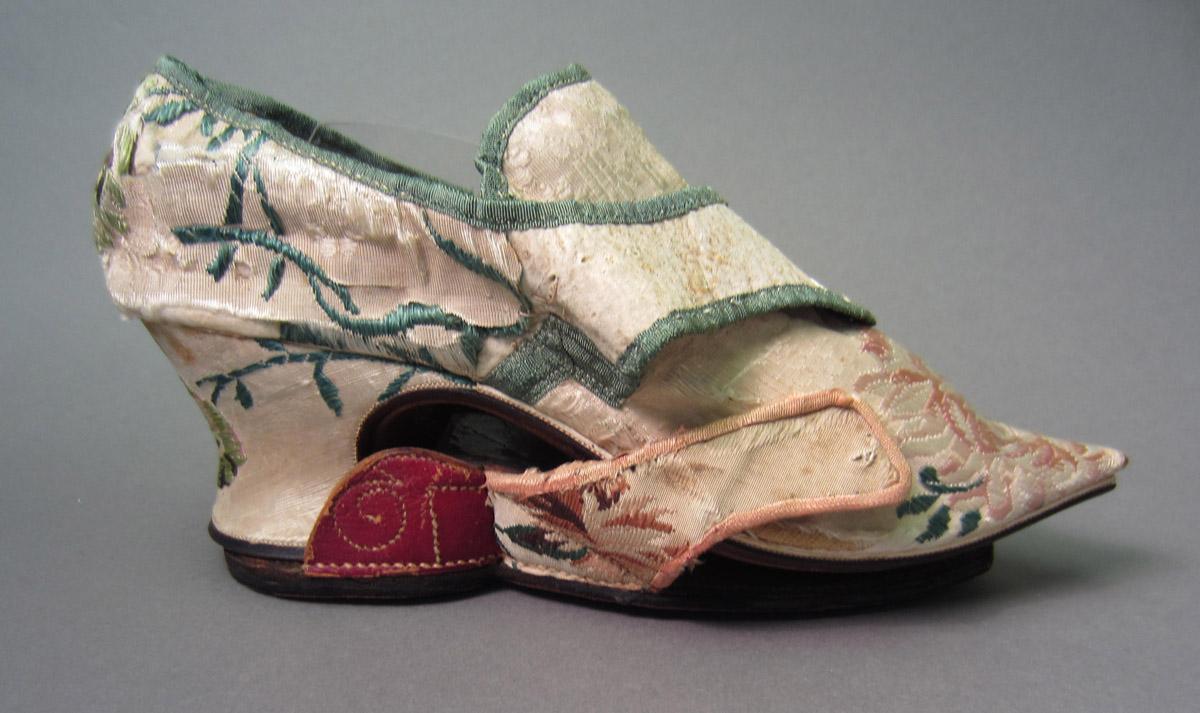 1958.2944 A-D Shoe, Full