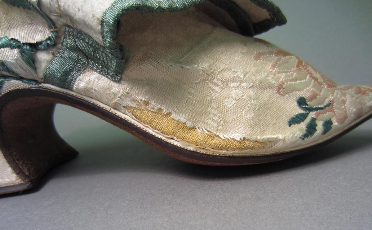 1958.2944 A Shoe, Lining