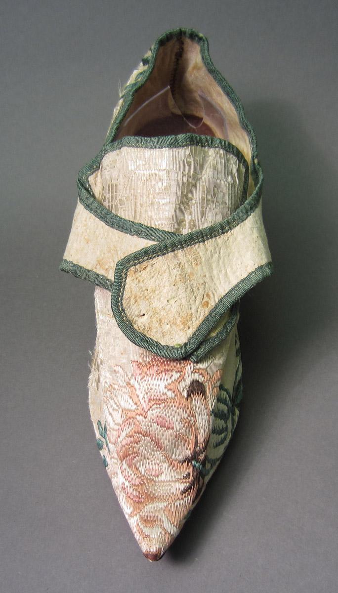 1958.2944 A Shoe, Top