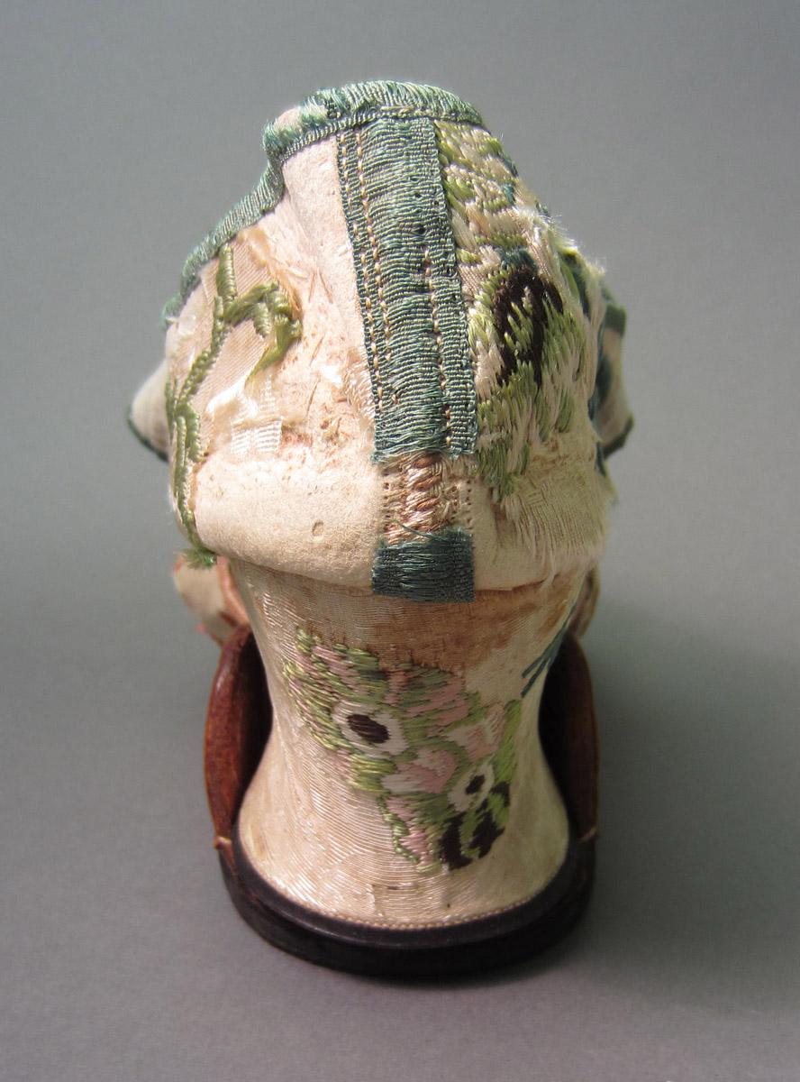 1958.2944 A Shoe, Back