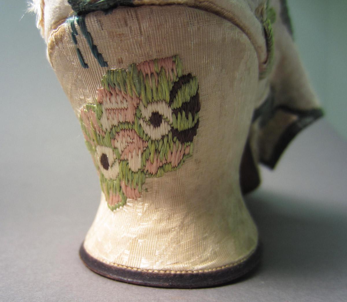 1958.2944 B Shoe, Heel silk