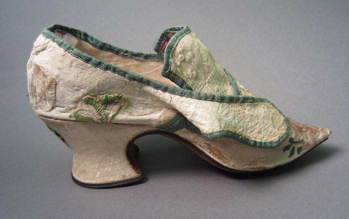 1958.2944 B Shoe, Side 2