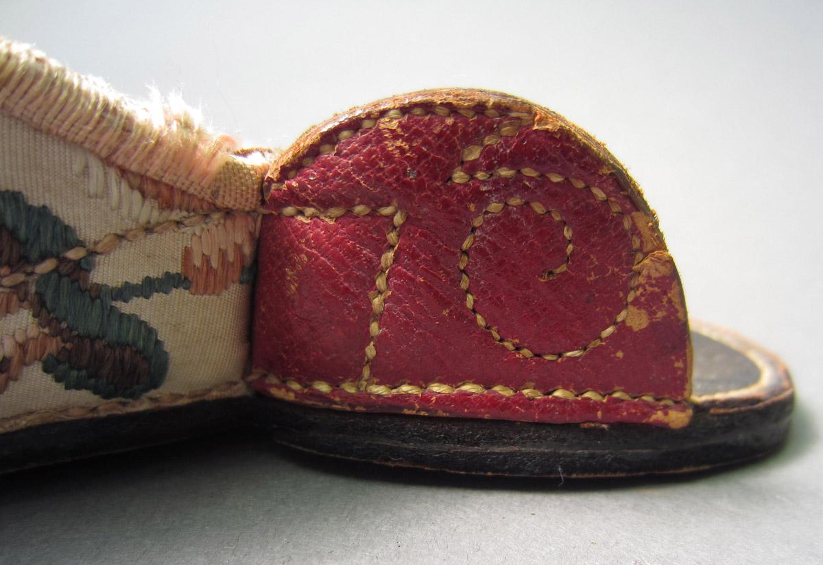 1958.2944 D Clog, Detail