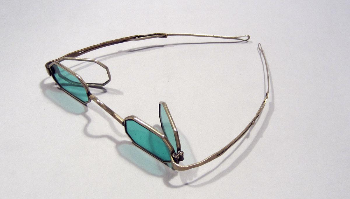 1958.2945 Spectacles view 3