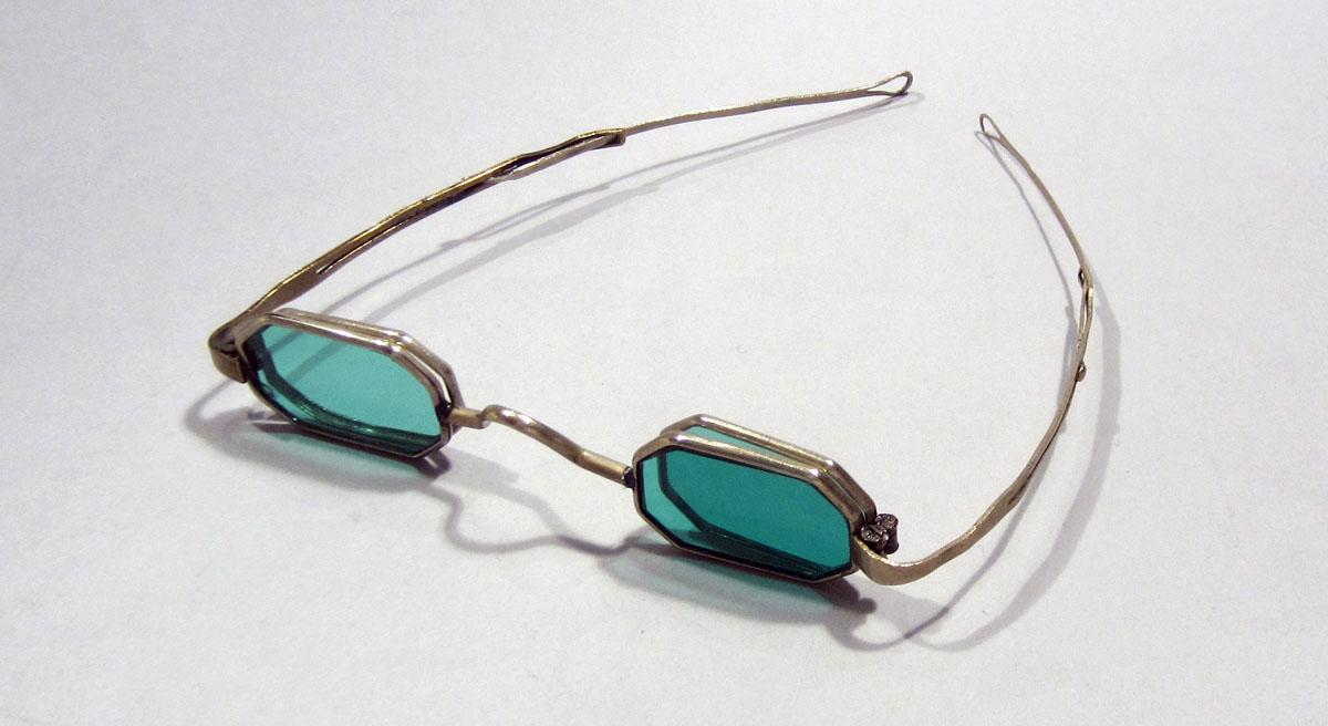1958.2945 Spectacles view 2