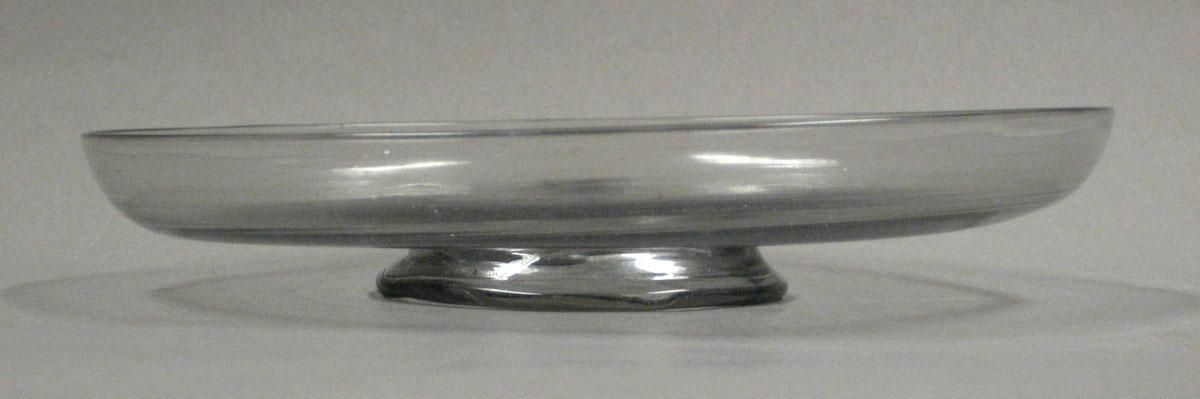 2010.0043 Dish, side view