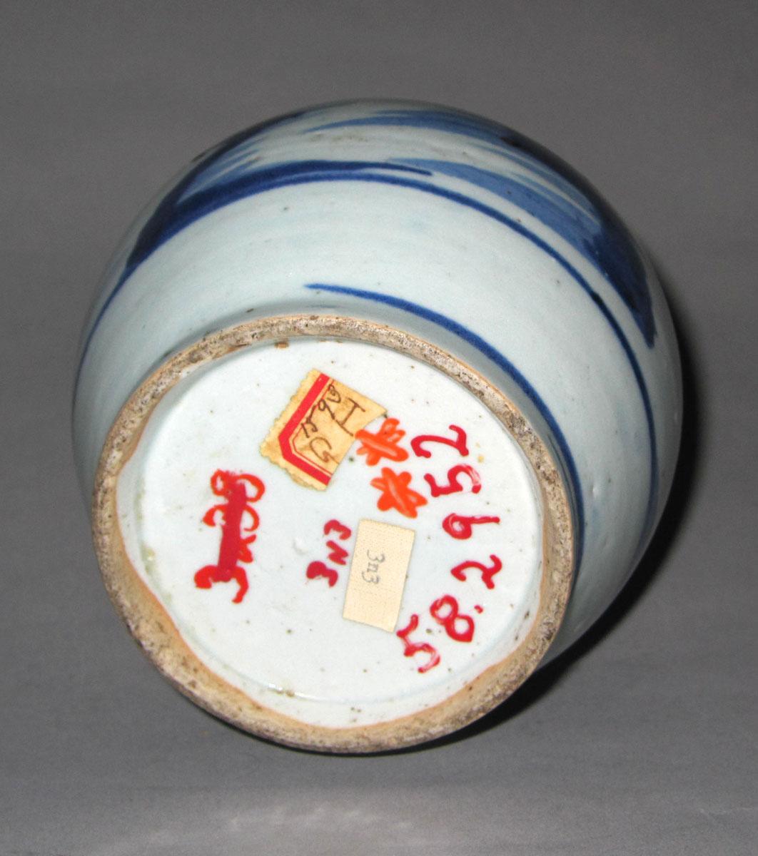 1958.2952 Porcelain bottle underside