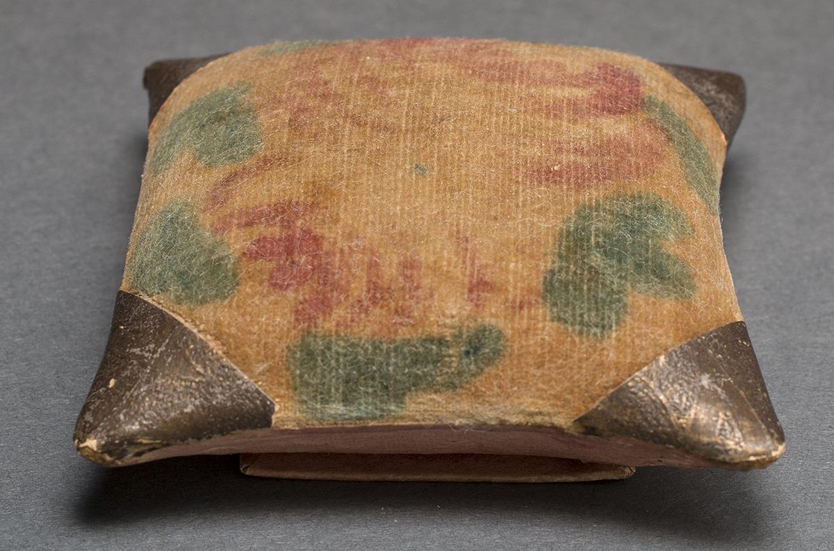 1958.2964 Pincushion, Side