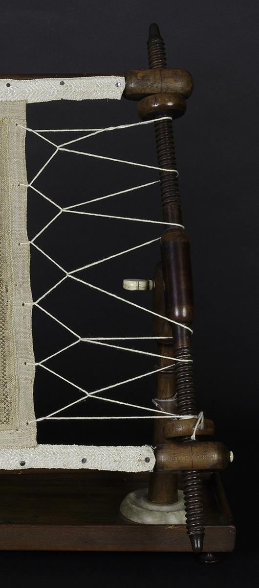 1958.2974 Stand, Detail