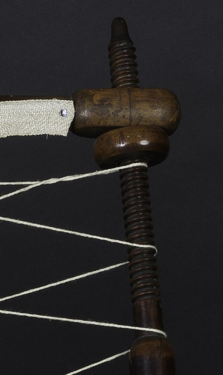 1958.2974 Stand, Detail 2