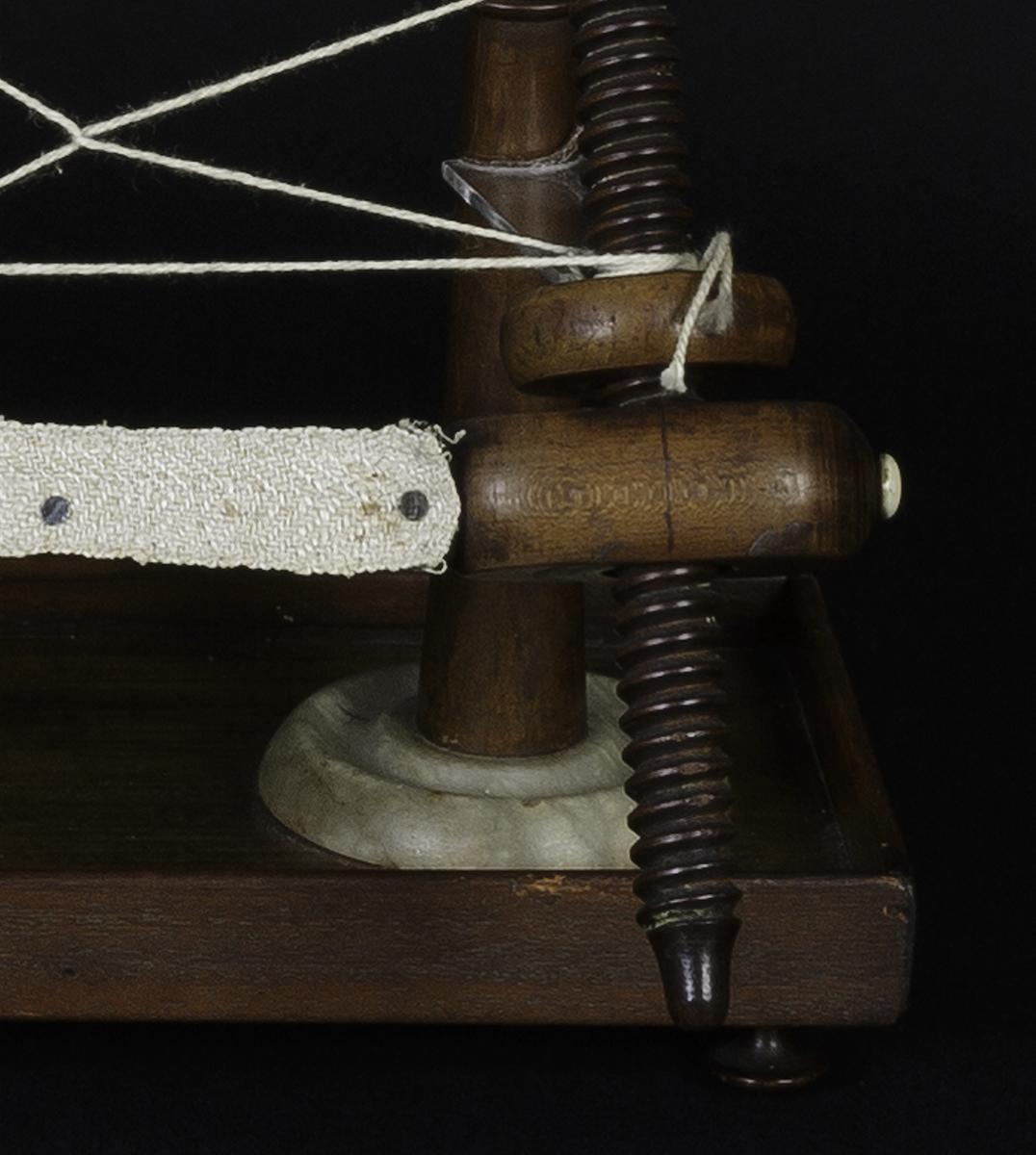 1958.2974 Stand, Detail 4