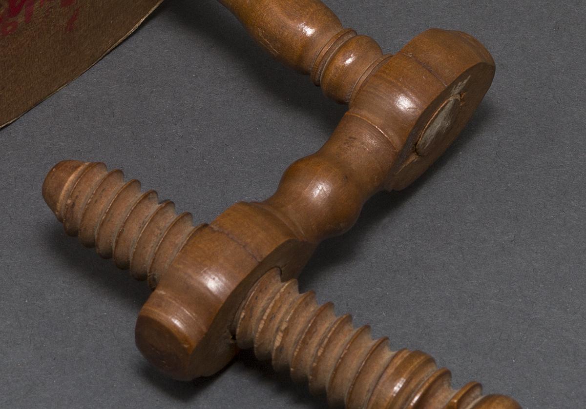 1958.2976 Pincushion Clamp, View 2 Detail