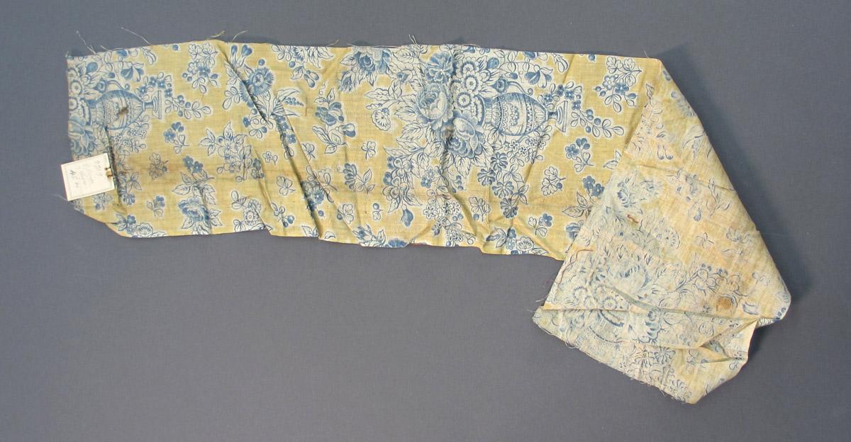1969.5782.001 Textile, printed folded corner