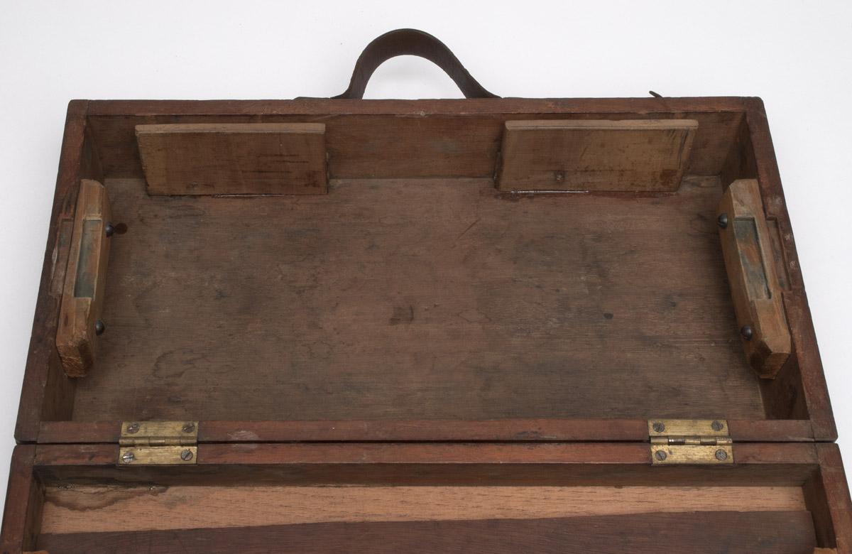 2010.0042.001.001 Surveying Compass Field Case, Box (interior detail)