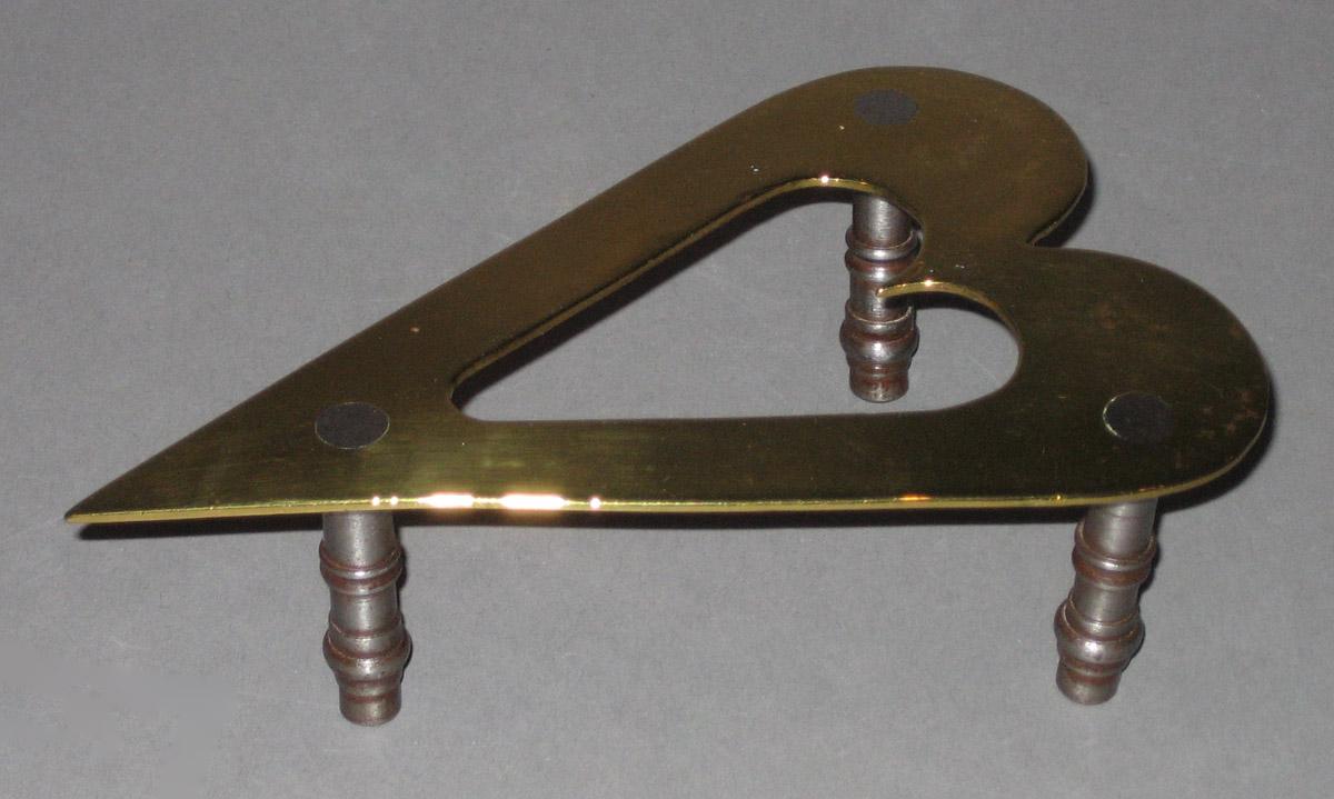1958.3007 Trivet