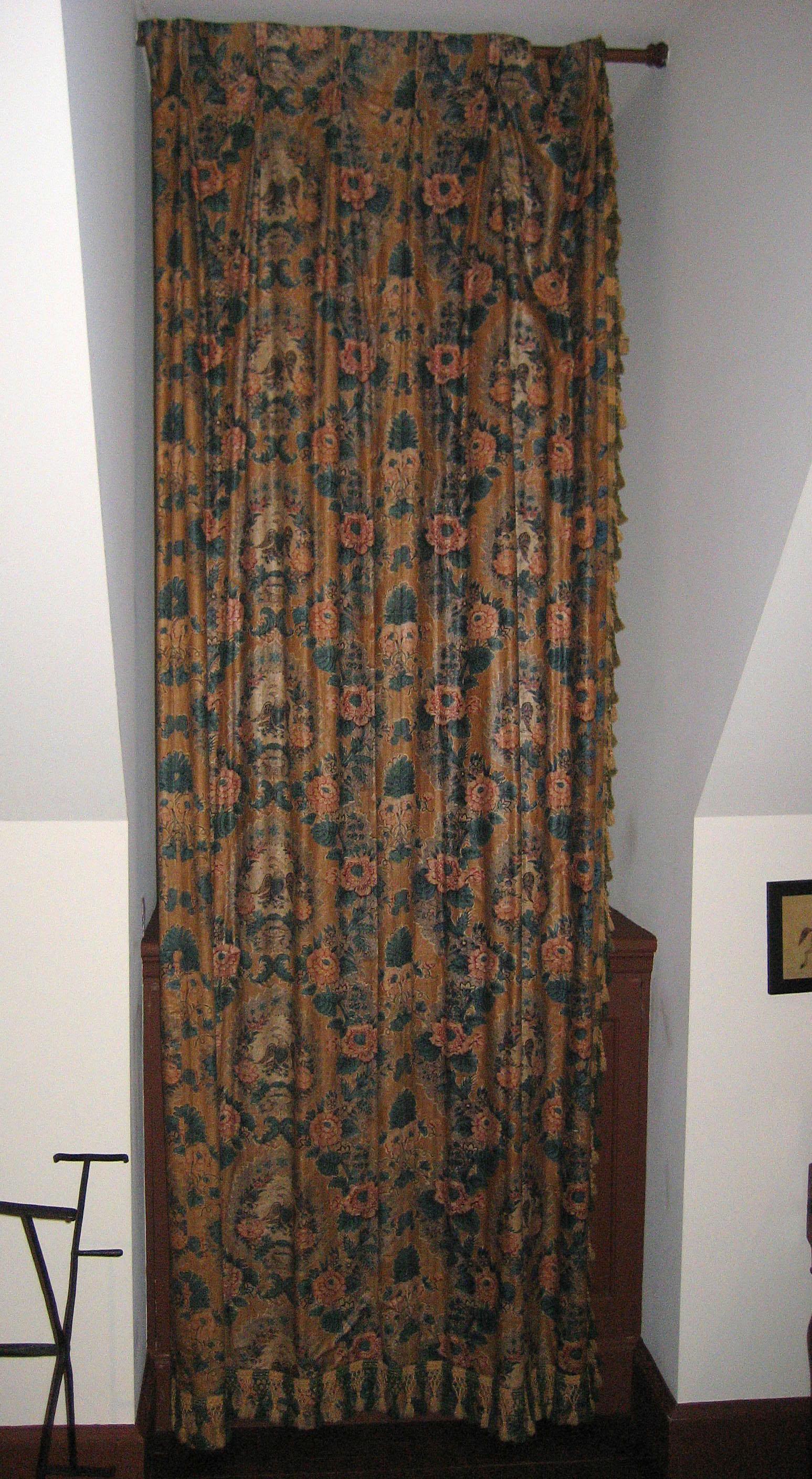 1952.0333 a side curtain view 2
