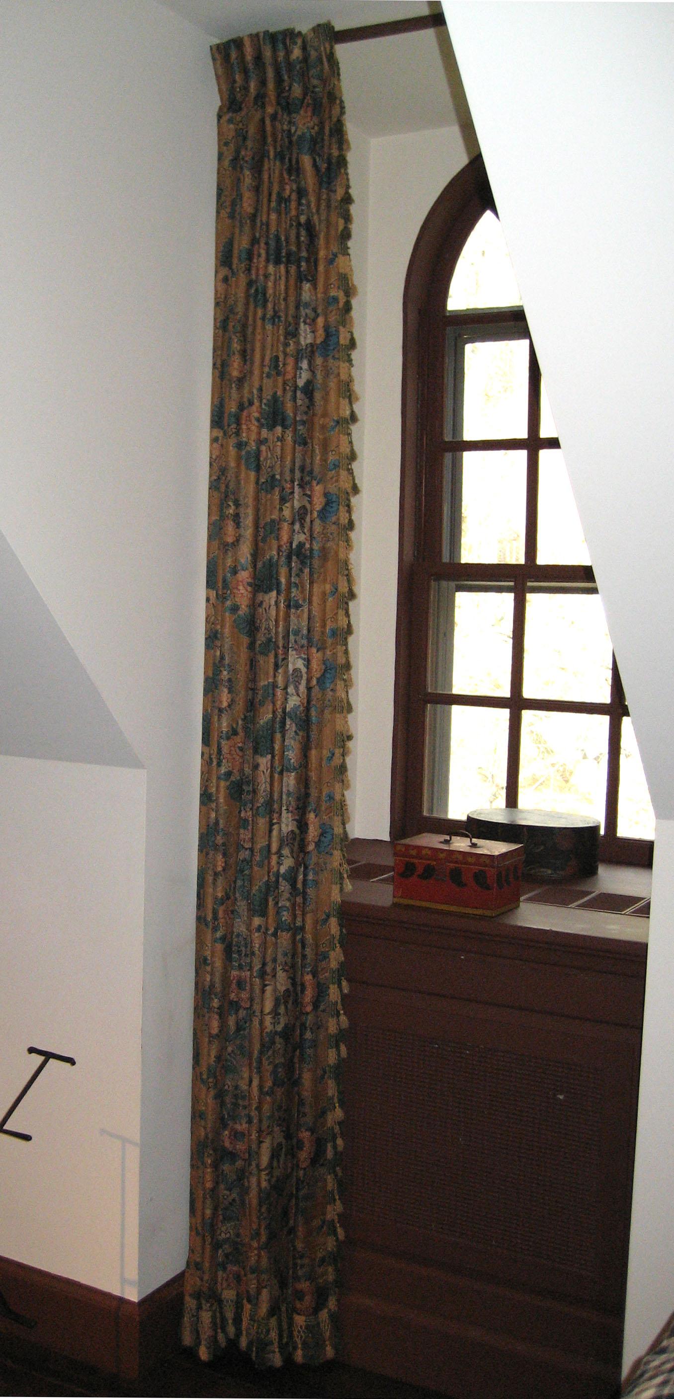1952.0333 a side curtain view 1