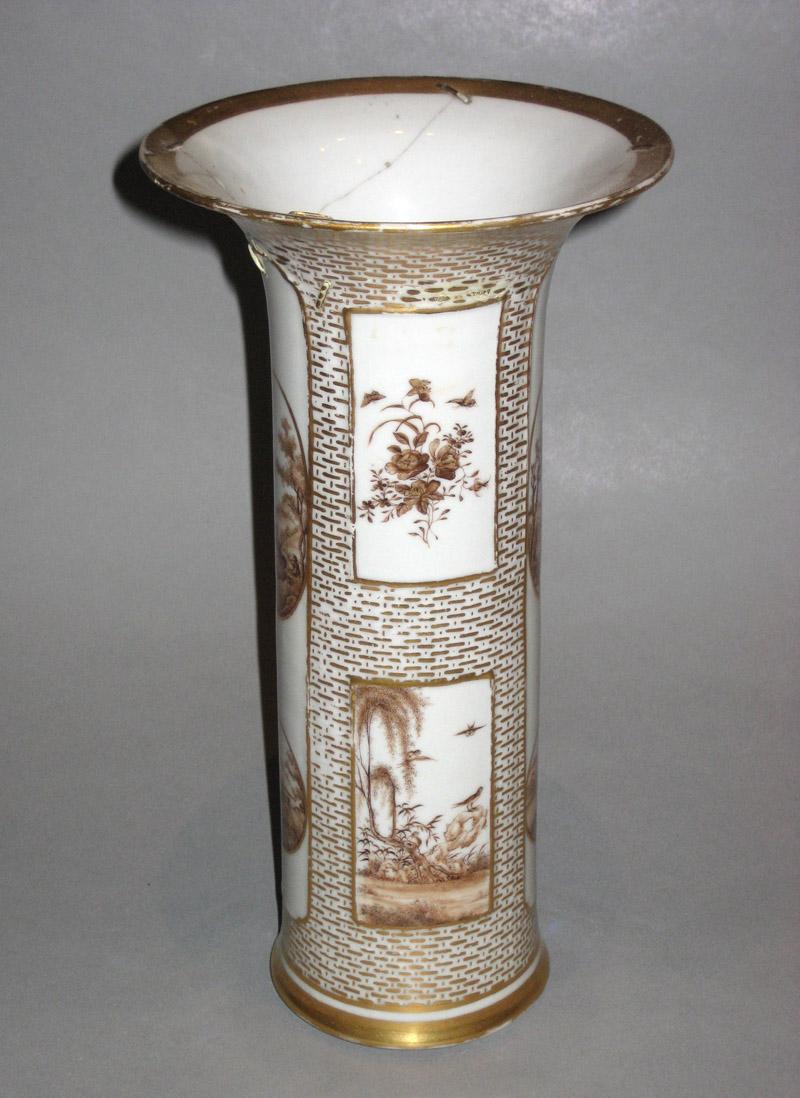 1958.3065 Garniture view 2