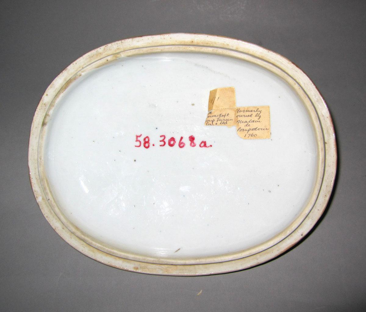 1958.3068 A Porcelain tureen cover underside