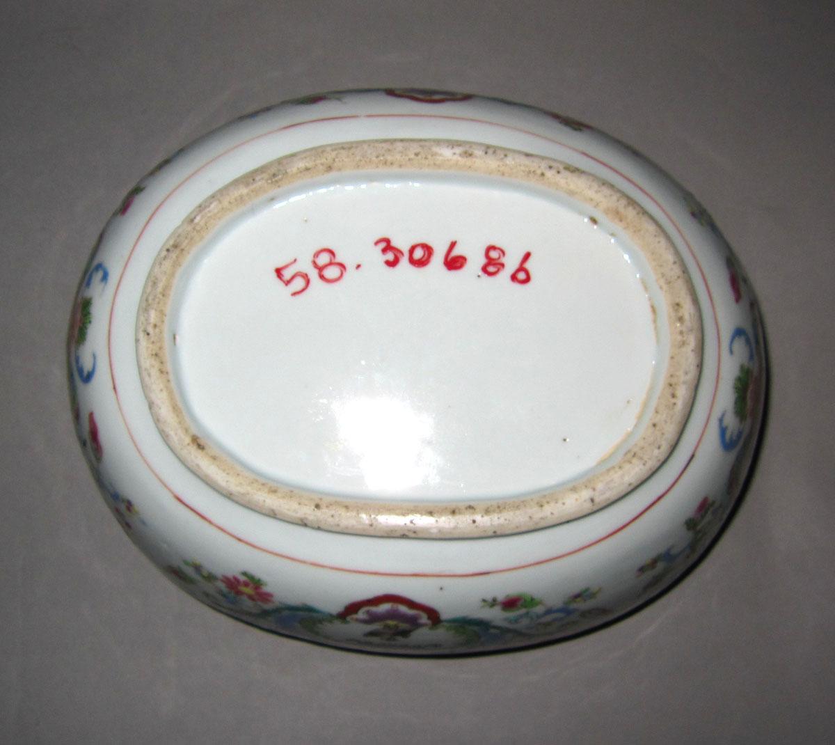 1958.3068 B Porcelain tureen underside