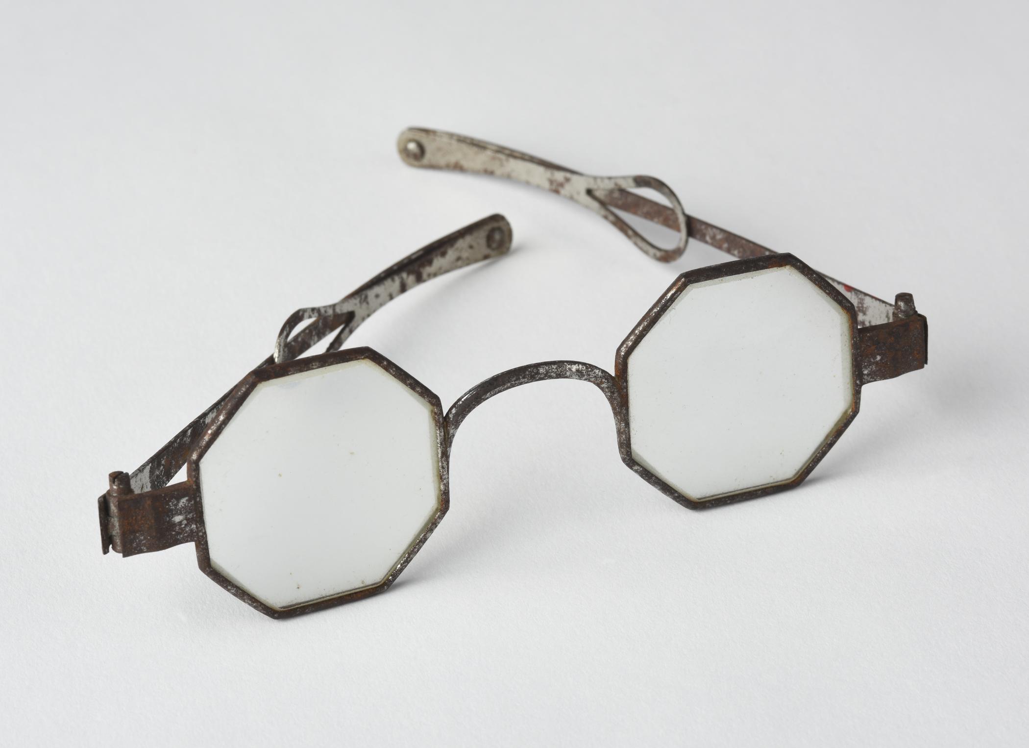 1958.3080 B Spectacles, view 1