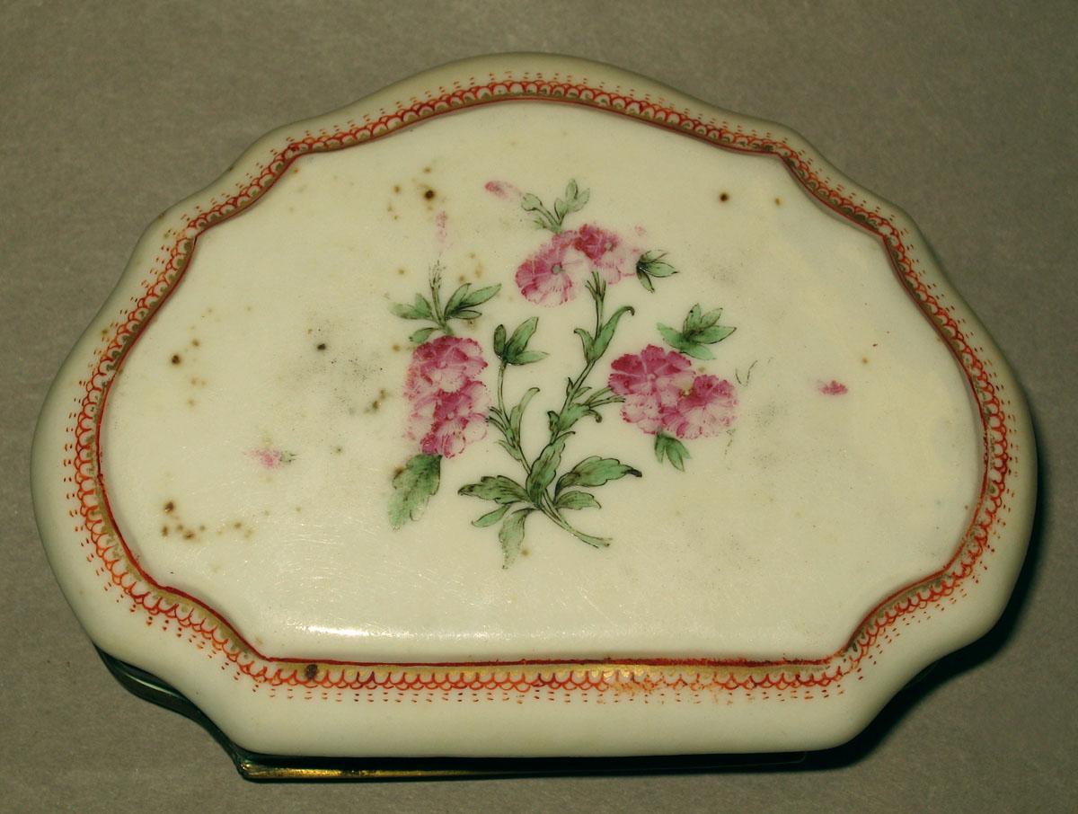 1958.3088 Porcelain box (underside)