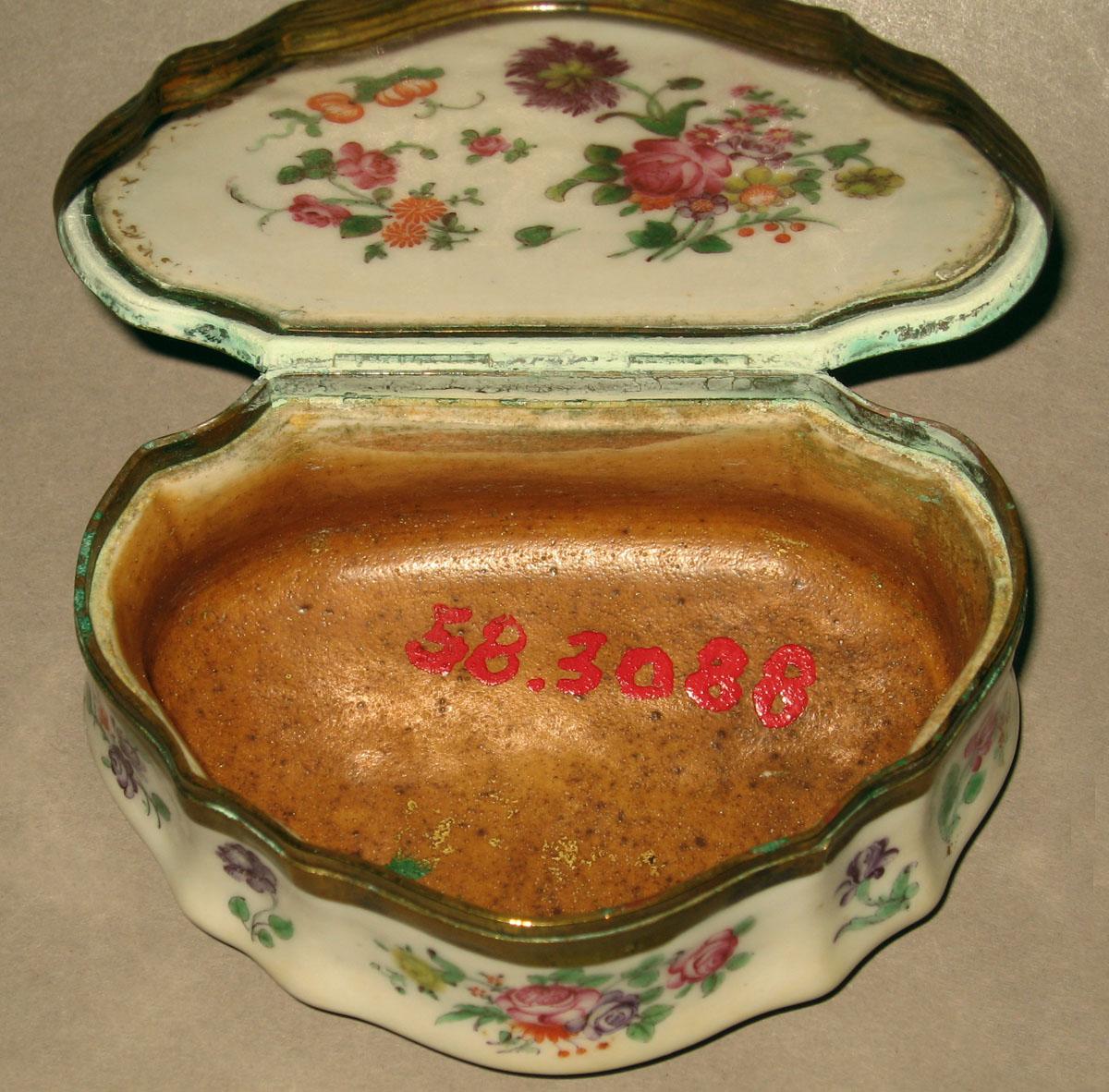 1958.3088 Porcelain box (interior)