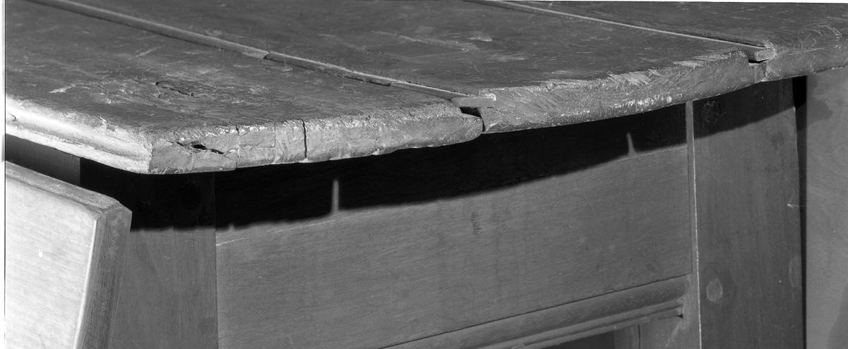 1959.0005 Table, Drop-leaf table (detail)