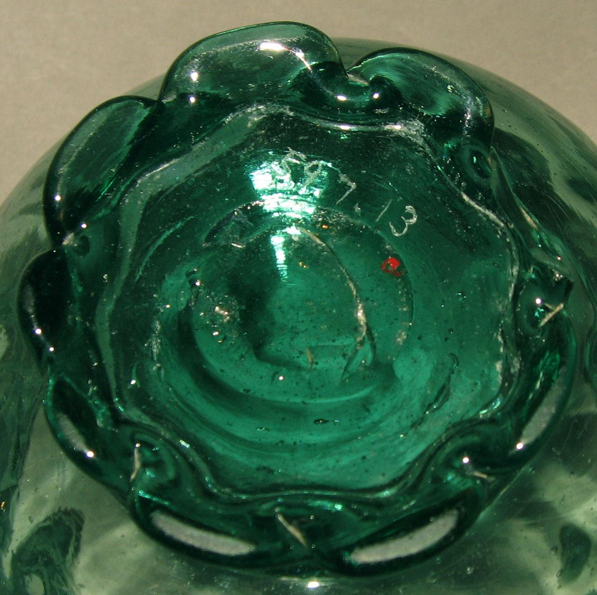 1959.0007.013 A Glass sugar bowl (underside)