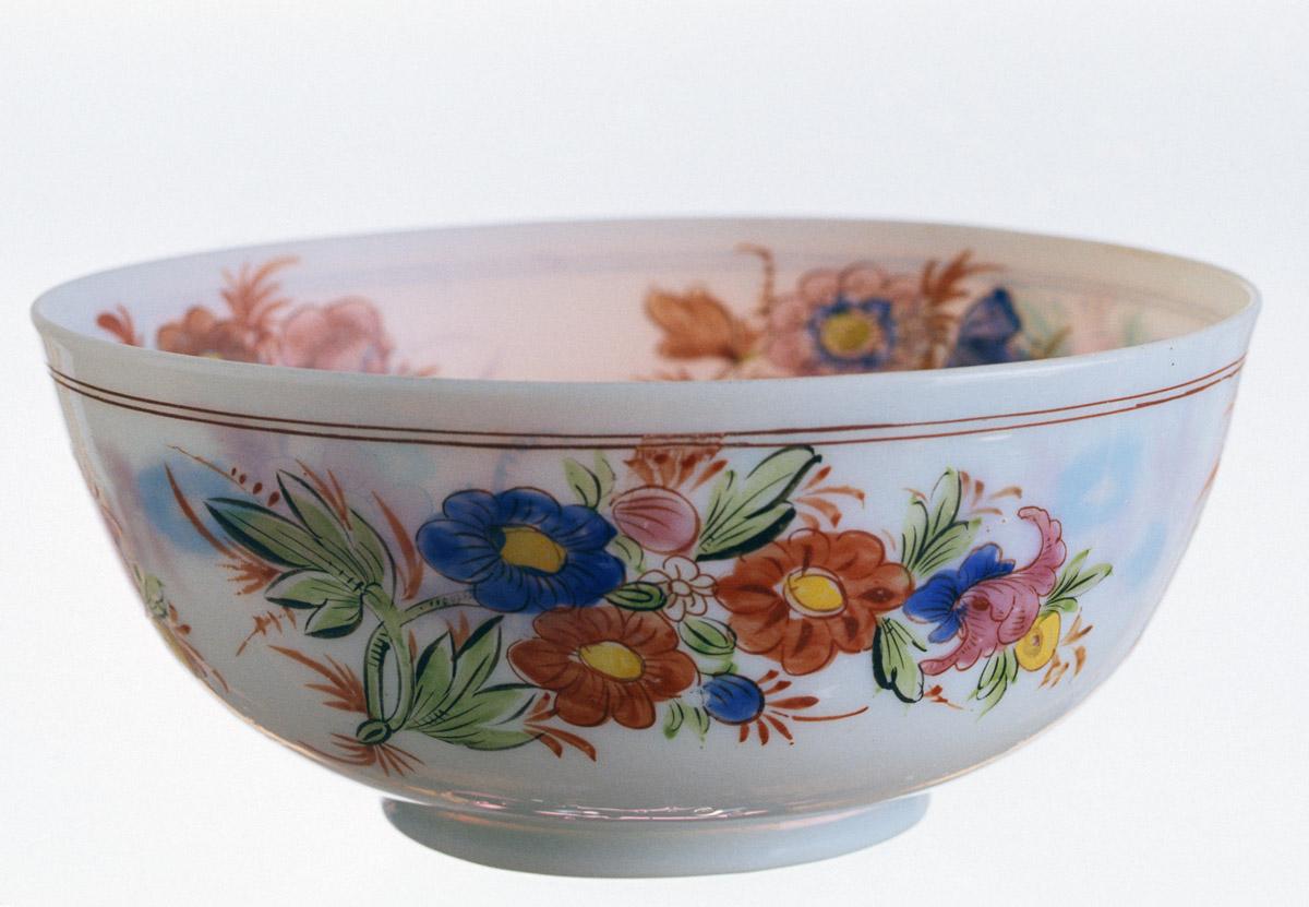 1959.0059.001 White glass bowl