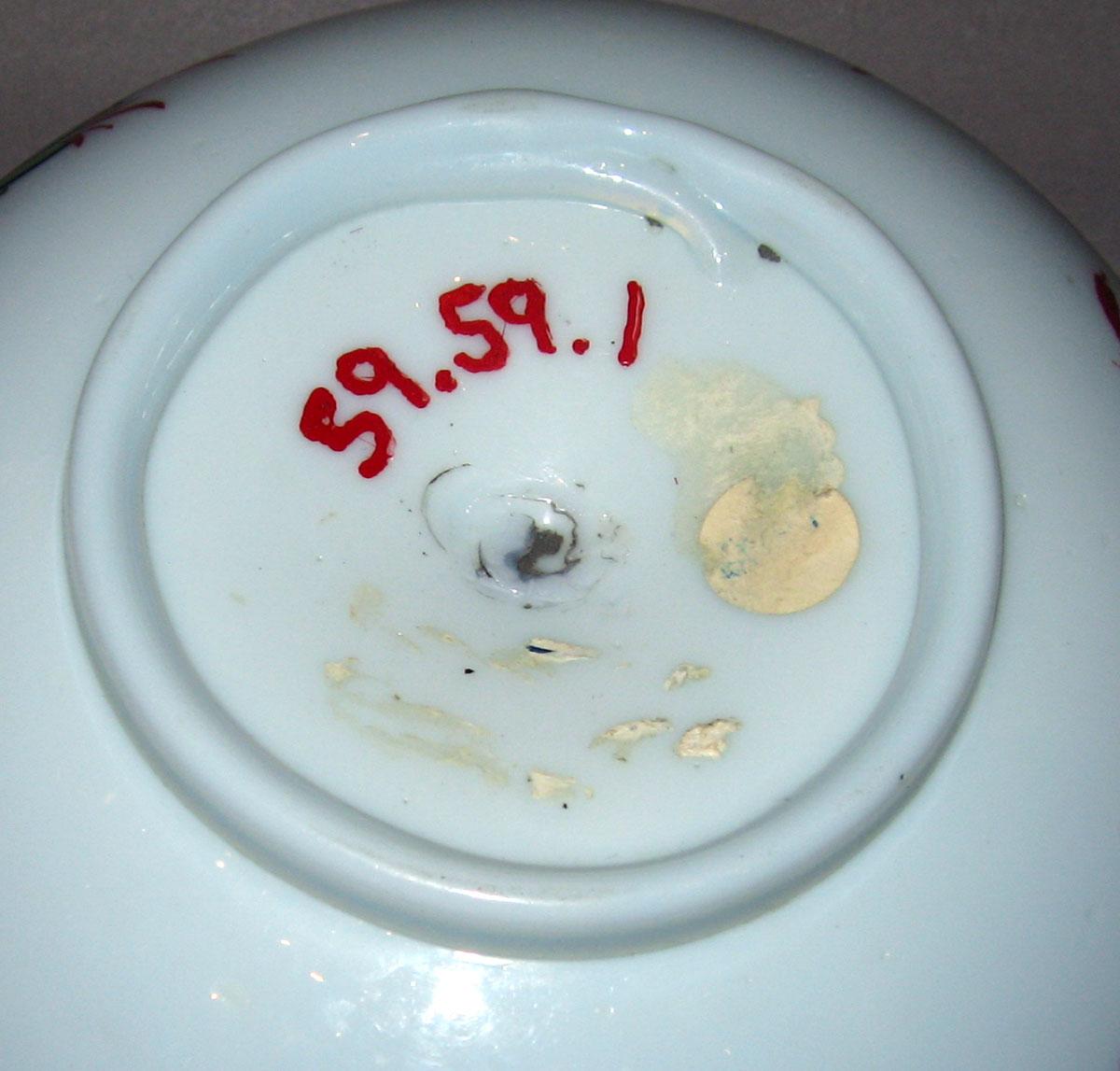 1959.0059.001 White glass bowl (underside)