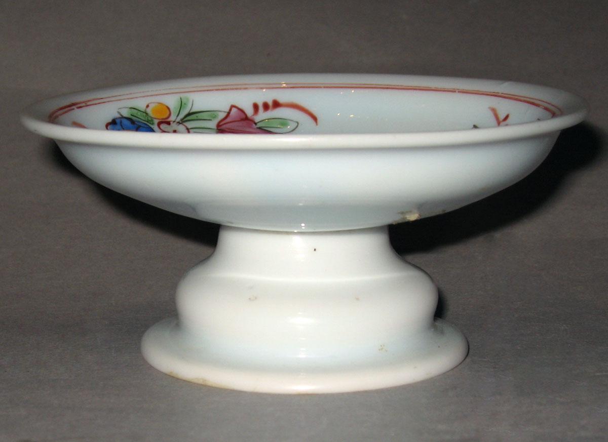 1959.0059.002 White glass footed dish (profile)