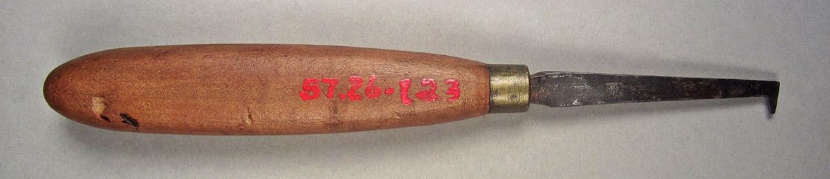 1957.0026.123, Lath tool, side 1
