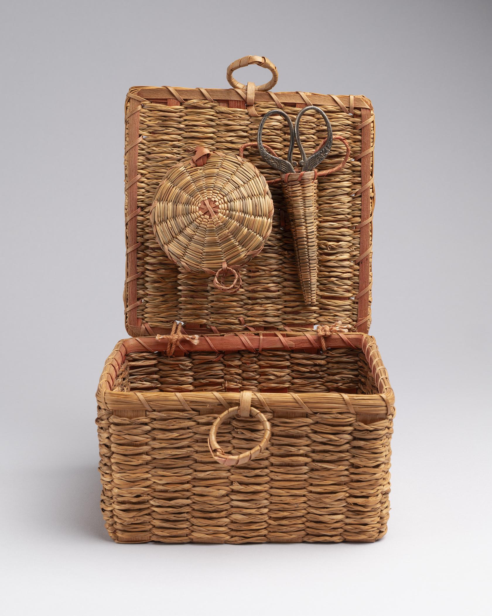 2021.0024.003 A Tool (for needlework), Sewing basket, overall