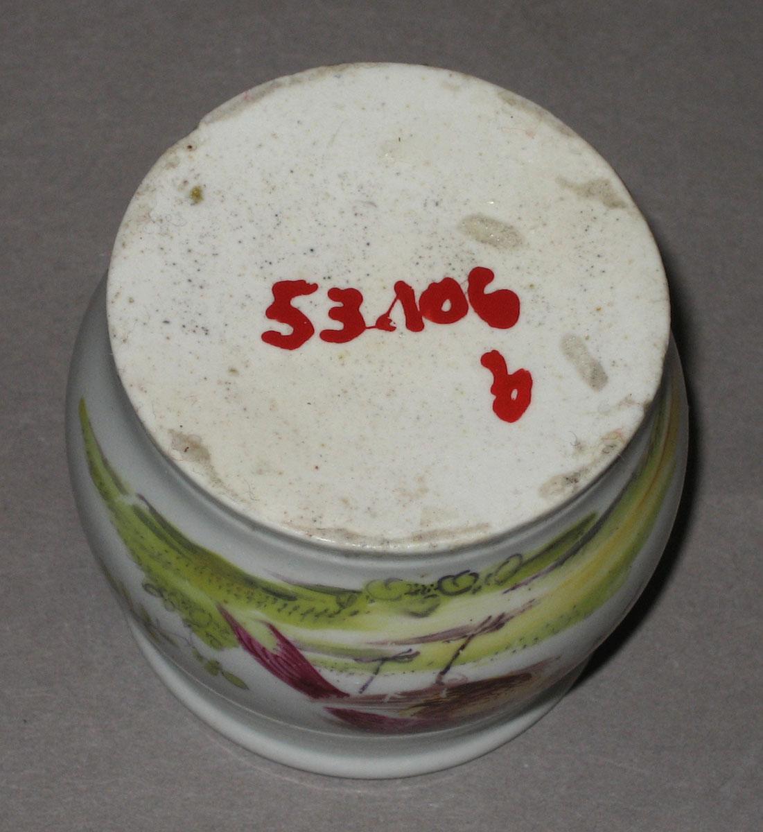 1953.0106 B inkwell (underside)