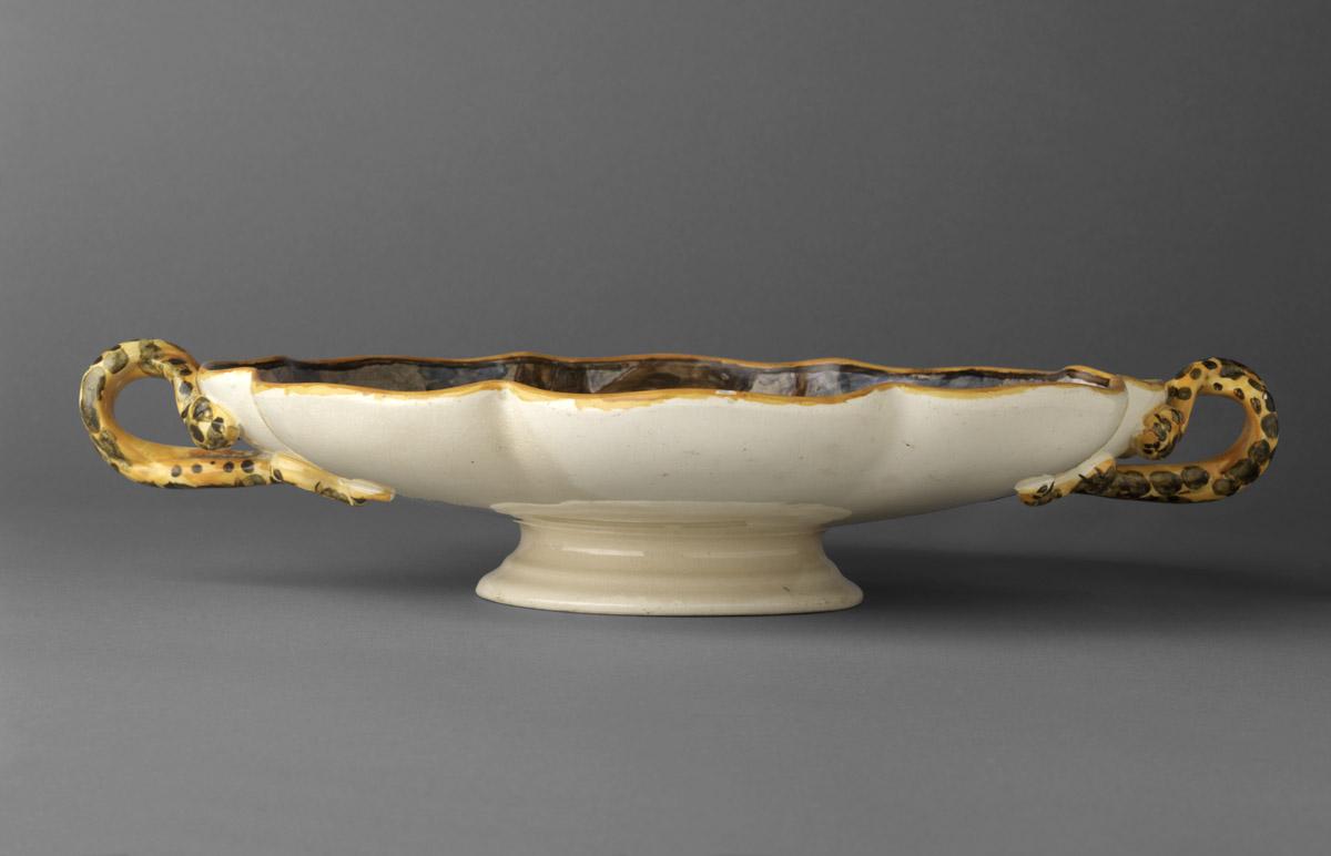 2011.0019.001 Dish, Stand side view
