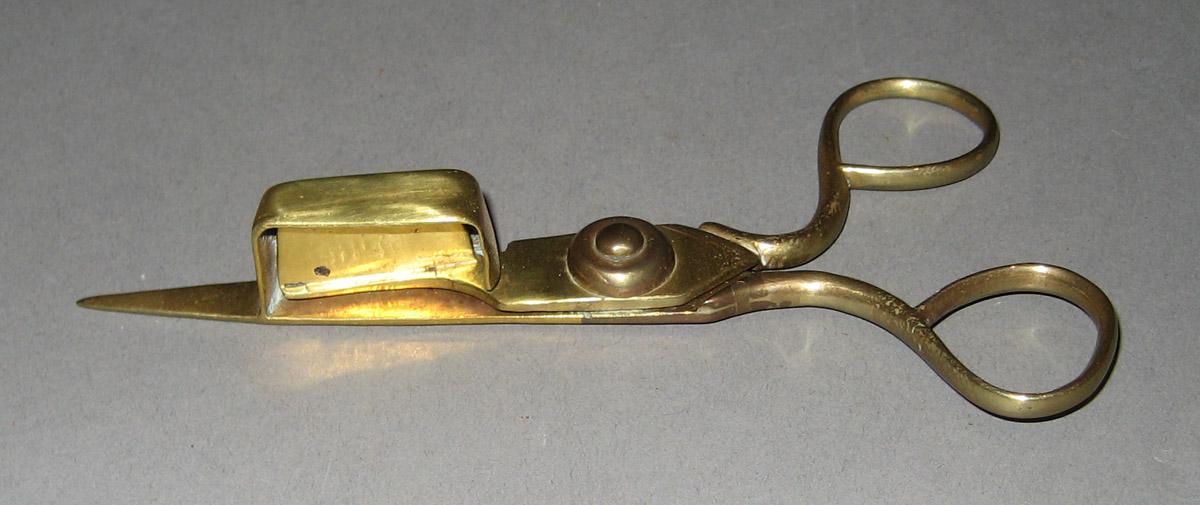 1953.0107 B Snuffer