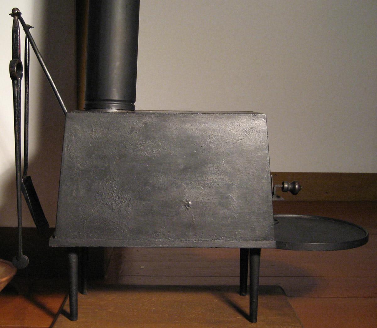1953.0108.003 Stove (side view)