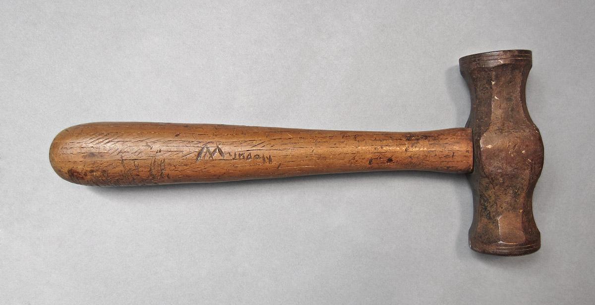 1957.0071.001, Hammer, side 1