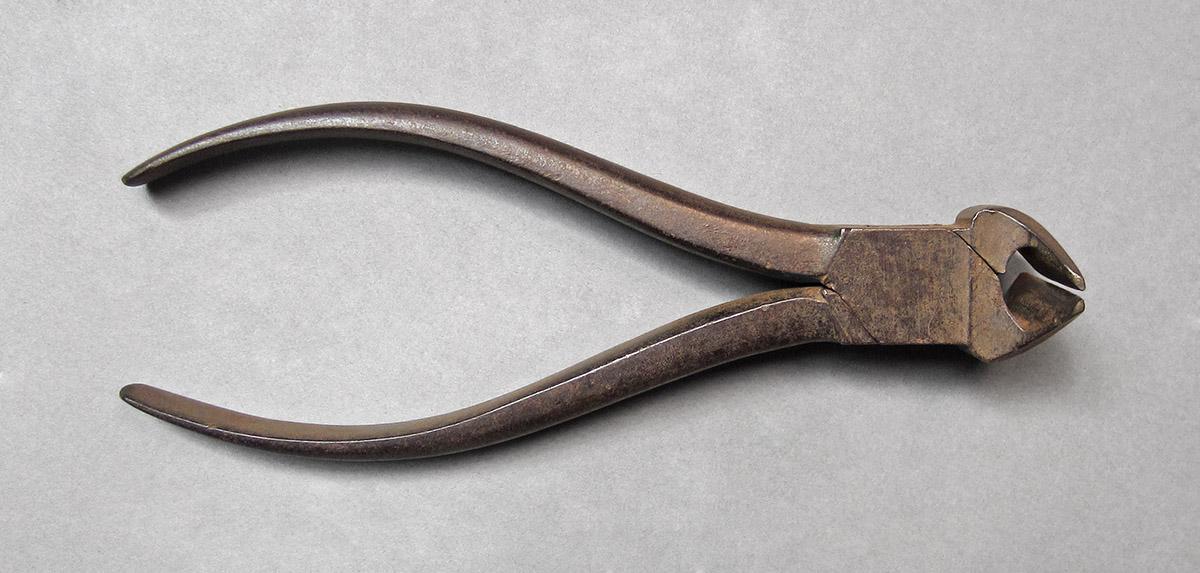 1957.0071.006, Pliers, side 1