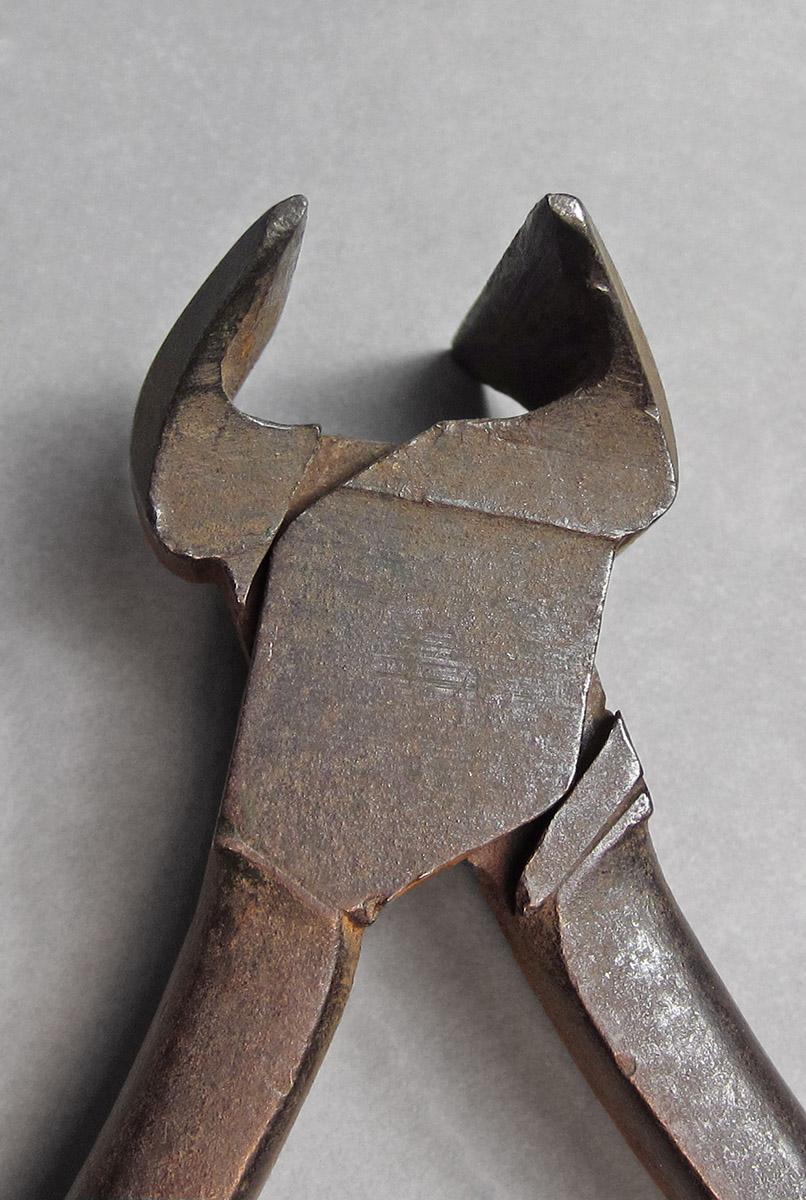 1957.0071.006, Pliers, head side 1