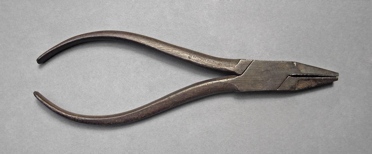 1957.0071.007, Pliers, side 1