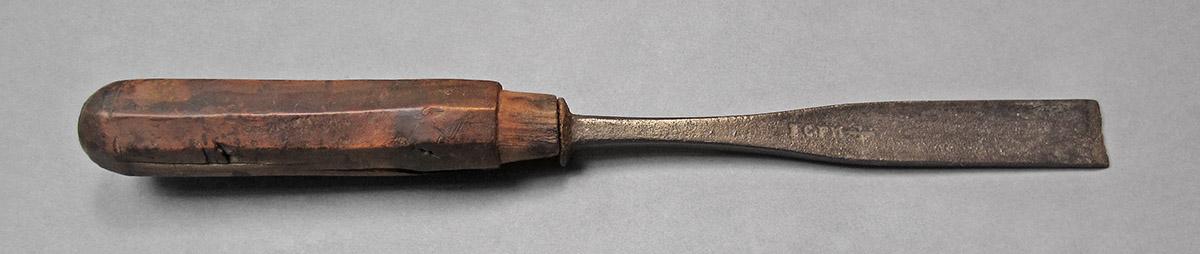 1957.0071.008, Gouge, side 1