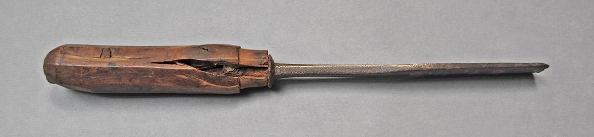 1957.0071.008, Gouge, side 2