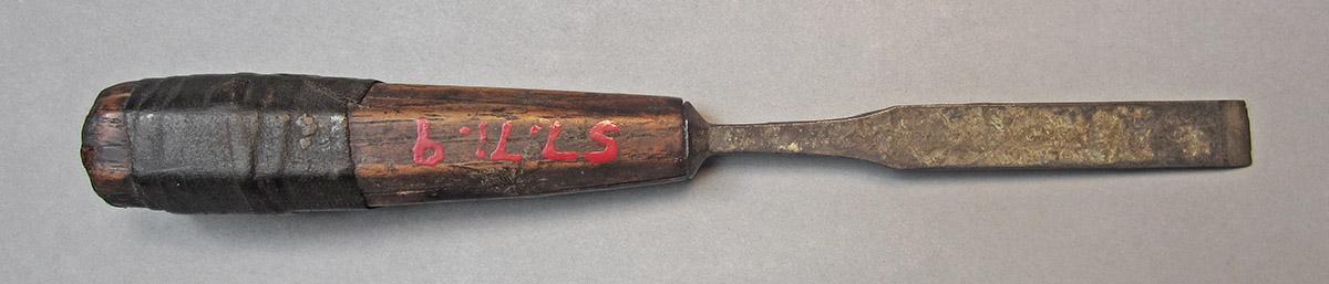 1957.0071.009, Chisel, side 1
