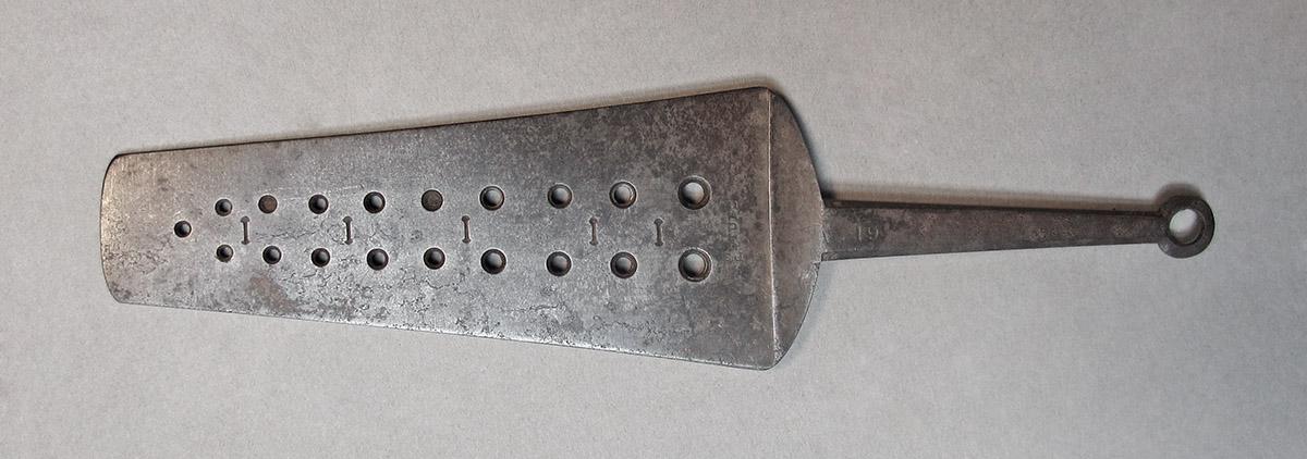 1957.0071.034, Screw plate, side 1